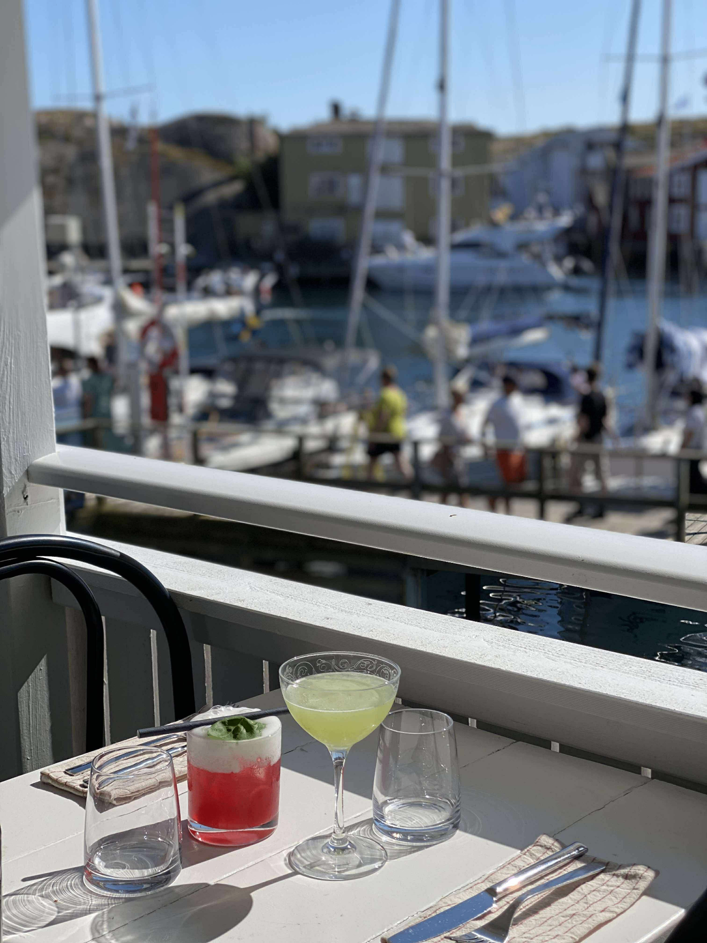 Drinkar med utsikt över Smögens hamn